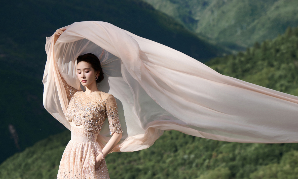 Lưu Thi Thi catwalk giữa thung lũng Cửu Trại Câu: Khoảnh khắc thanh lịch hút mắt - hình ảnh - betau88.vip