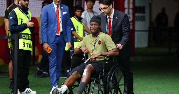 Tiền đạo Canada xuất hiện trên xe lăn sau chấn thương kinh hoàng, FIFA phạt nguội cực nặng sao Qatar - hình ảnh - betau88.vip
