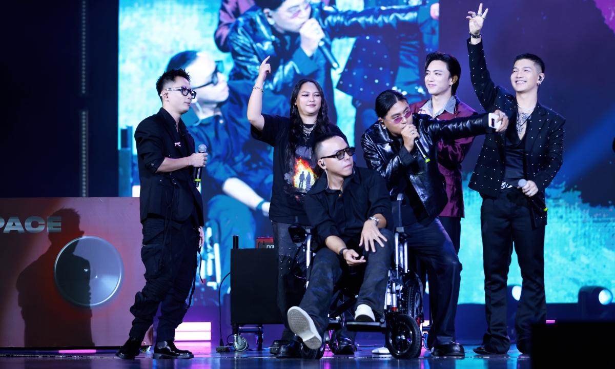 Touliver Ngồi Xe Lăn Xuất Hiện Cùng Hội Anh Em, AU88 VIP Đồng Hành Cùng Fan Giải Trí - hình ảnh - betau88.vip