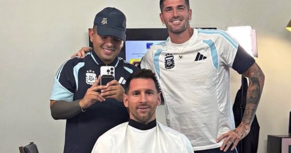 ‘Đối thủ’ của vợ Messi lại gây sốt: Đi cắt tóc cũng không rời thủ quân Argentina nửa bước - hình ảnh - betau88.vip