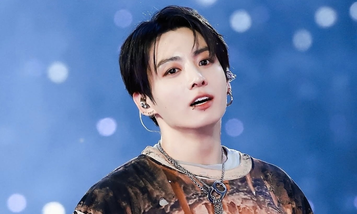 Jungkook diện mốt quần rách của nhà thiết kế Việt trên sân khấu - hình ảnh - betau88.vip