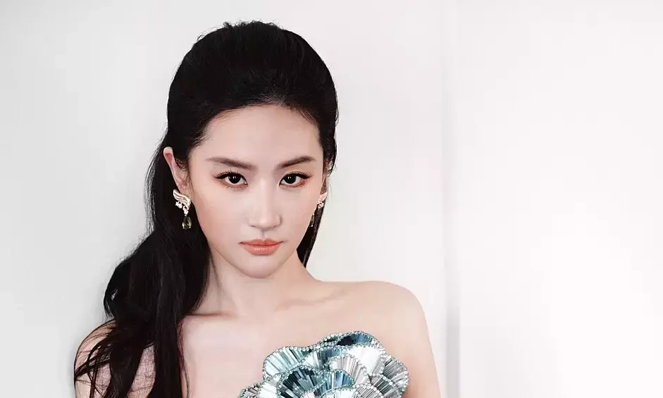 Lưu Diệc Phi lộng lẫy trong váy ‘bông hồng thủy tinh’ – Cập nhật xu hướng giải trí cùng AU88 - hình ảnh - betau88.vip