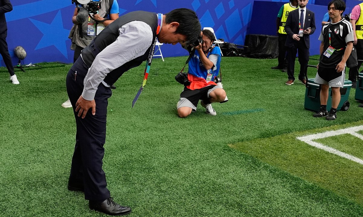 HLV Nhật Bản cúi đầu tri ân khán giả sau trận thua Brazil tại World Cup 2026 - hình ảnh - betau88.vip HLV Nhật Bản cúi đầu tri ân khán giả sau trận thua Brazil tại World Cup 2026 - hình ảnh - betau88.vip