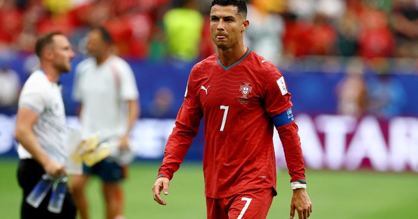 Ronaldo rời sân gây xôn xao, HLV Bồ Đào Nha giải thích: Do chưa rõ quy trình - hình ảnh - betau88.vip Ronaldo rời sân gây xôn xao, HLV Bồ Đào Nha giải thích: Do chưa rõ quy trình - hình ảnh - betau88.vip