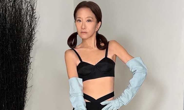 Vera Wang diện váy xuyên thấu, buộc tóc hai bên: Phong cách trẻ trung ở tuổi 77 - hình ảnh - betau88.vip
