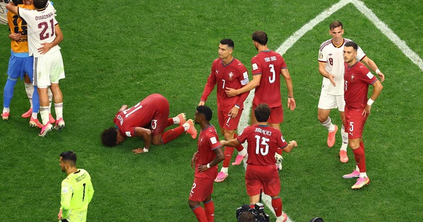 HLV Tây Ban Nha gây sốt với khoảnh khắc ôm Ronaldo: ‘Tôi ngưỡng mộ giá trị anh ấy…’ - hình ảnh - betau88.vip