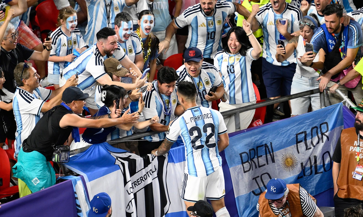 Báo Anh đặt dấu hỏi về việc tiền đạo Argentina thoát thẻ đỏ: góc nhìn mới cho người chơi Việt - hình ảnh - betau88.vip Báo Anh đặt dấu hỏi về việc tiền đạo Argentina thoát thẻ đỏ: góc nhìn mới cho người chơi Việt - hình ảnh - betau88.vip