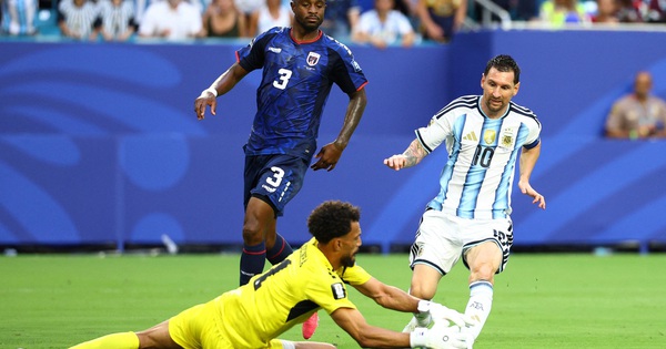 Messi Bị Cầu Thủ Cabo Verde ‘Tấn Công’ Xin Chữ Ký Sau Trận Đấu - hình ảnh - betau88.vip