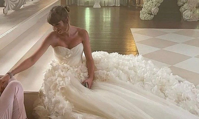 Taylor Swift diện đầm cưới Dior trong hôn lễ với Travis Kelce - hình ảnh - betau88.vip